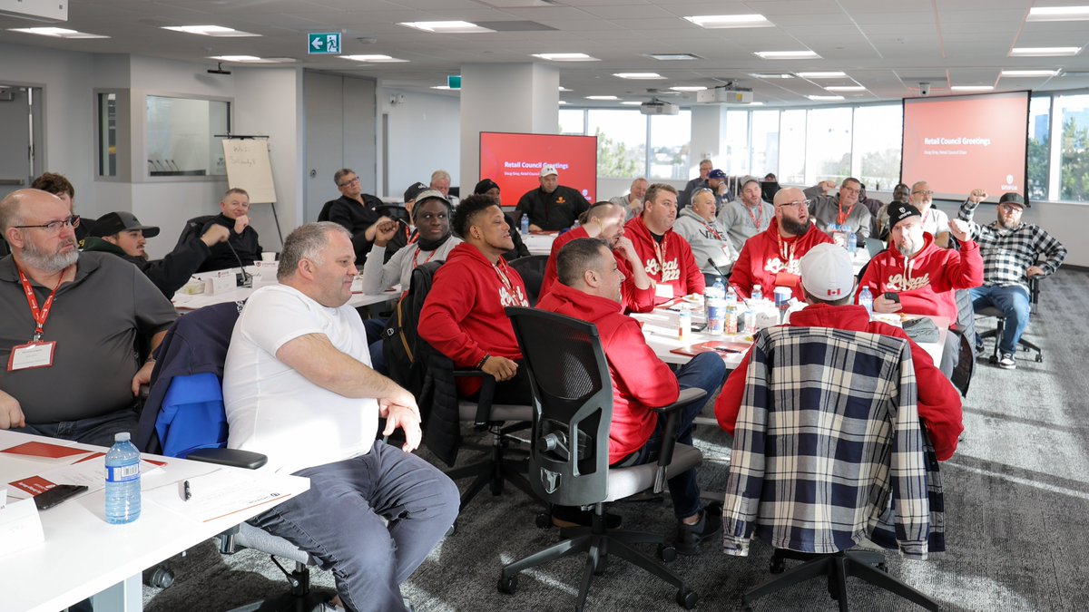 UniforTheUnion's tweet image. Day 2 of our #Unifor Warehousing Strategy Meeting is underway and members are fully engaged. From sector profiles to pension trends and workplace reports, delegates are digging into real issues and building momentum for stronger standards across the supply chain. #cdnpoli #canlab