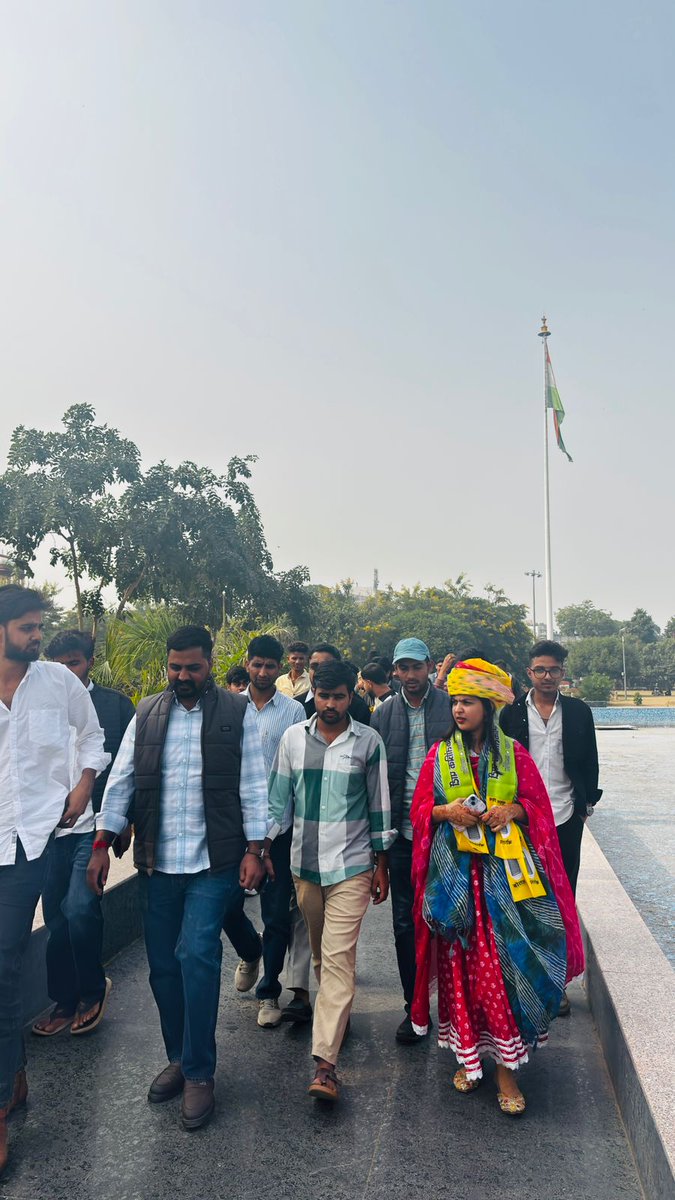 Yadavsu91284324's tweet image. आज उमांशी लांबा का राजस्थान विश्वविद्यालय, जयपुर दौरा बेहद सफल रहा। उन्होंने राजस्थान यूनिवर्सिटी, राजस्थान कॉलेज, बी.आर. अंबेडकर लाइब्रेरी और जाट हॉस्टल का भ्रमण किया तथा हर जगह विद्यार्थियों से संवाद कर उनकी समस्याओं और सुझावों को सुना। छात्रों में उनके साथ बातचीत को लेकर खासा…