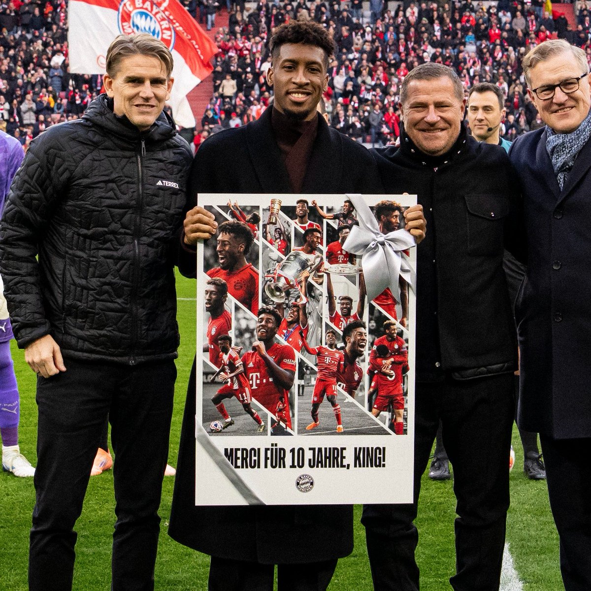 Footballogue's tweet photo. "𝗠𝗘𝗥𝗖𝗜 𝗣𝗢𝗨𝗥 𝗖𝗘𝗦 𝟭𝟬 𝗔𝗡𝗦, 𝗞𝗜𝗡𝗚 !" ❤️

Le Bayern a rendu 𝗨𝗡 𝗕𝗘𝗟 𝗛𝗢𝗠𝗠𝗔𝗚𝗘 à Kinglsey Coman 🇫🇷 avant le coup d'envoi du match cet après-midi !

👕 339 matchs entre 2015 et 2025
⚽️ 72 buts
🎯 71 passes D

🏆 1 Ligue des Champions (𝗯𝘂𝘁𝗲𝘂𝗿 𝗲𝗻 𝗳𝗶𝗻𝗮𝗹𝗲)
🏆 9 Bundesliga
🏆 1 Coupe du monde des clubs
🏆 3 Coupes d'Allemagne
🏆 1 Supercoupe de l'UEFA
🏆 6 Supercoupes d'Allemagne

Mérité ! 👏