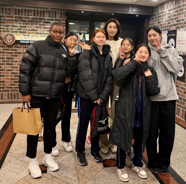 김연경재단(KYK파운데이션·이사장 김연경)은 29일 서울 강남에서 16세 이하(U-16) 아시아선수권 정상에 오른 U-16 여자대표팀 선수와 코치진을 초청해 우승 축하 격려금 전달식을 가졌다. 

naver.me/xDCkfq09