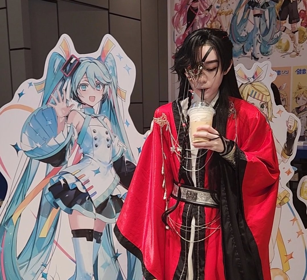 lunariste's tweet photo. life is so awesome when you can beg your sister to take you to the miku cafe, get her to pay for your latte, then force her to finish the entire thing as soon as you're done taking pictures because you can't handle caffeine. also, she's hua cheng. For some reason https://t.co/oe2cHfYPf5