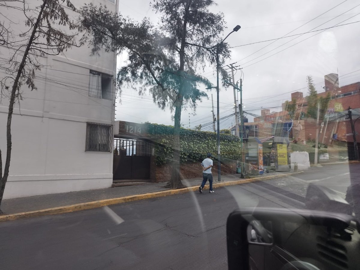 EnlaceTAguilas's tweet photo. Vecinos de Las Águilas han reportado una célula de extorsionadores que engañan a los conductores con el cuento de “la llanta averiada” esto ocurre sobre calzada de las Águilas. Los policías del sector Alpes ya trabajando en la zona pero tengan precaución y reporten al 5546044025 https://t.co/oSksD7G03k