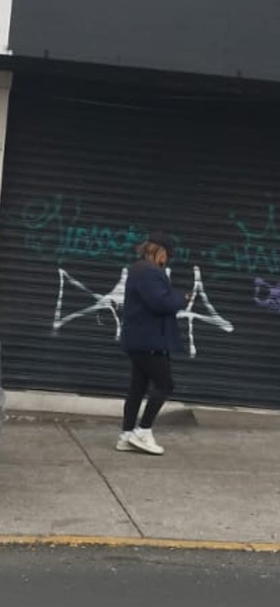 EnlaceTAguilas's tweet photo. Vecinos de Las Águilas han reportado una célula de extorsionadores que engañan a los conductores con el cuento de “la llanta averiada” esto ocurre sobre calzada de las Águilas. Los policías del sector Alpes ya trabajando en la zona pero tengan precaución y reporten al 5546044025 https://t.co/oSksD7G03k
