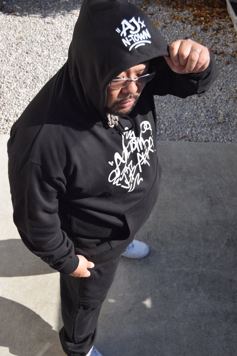 さっそく
親父と母ちゃんが着てくれたのでモデルっぽくしてみました

ありがたい事に残りの在庫が少ないのですが、予約は受け付けておりますのでご連絡くださいませ！
#AlmaLibre