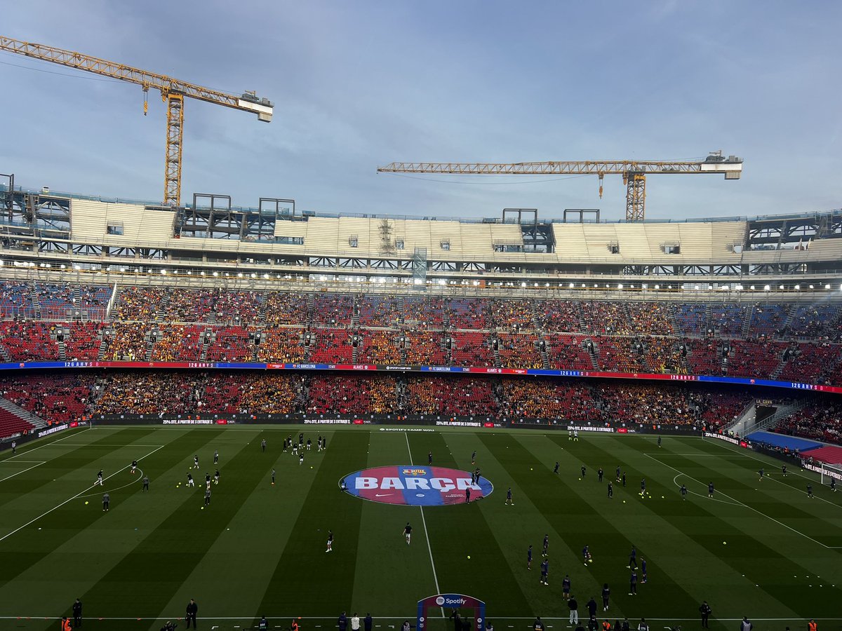 Alfremartinezz's tweet image. Poco más de 15 minutos para el comienzo del partido y este es el
Aspecto de la grada por la incidencia de la App del Barcelona de envío de entradas. Largas colas fuera . El club dice que ya está resuelto y está enviando las entradas