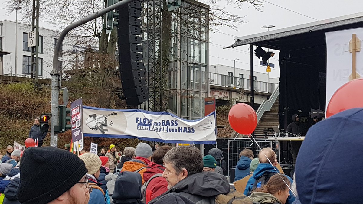 RikeWaldfee's tweet image. #Gießen #AfDJugend #Polizei 
Wir waren heute sehr früh schon in Gießen. Ja, es gab Blockaden, die von der Polizei mit Gewalt angegangen wurden. In der Stadt selbst war es sehr friedlich. Danke an alle! Danke ans Stadttheater für die gute Versorgung.