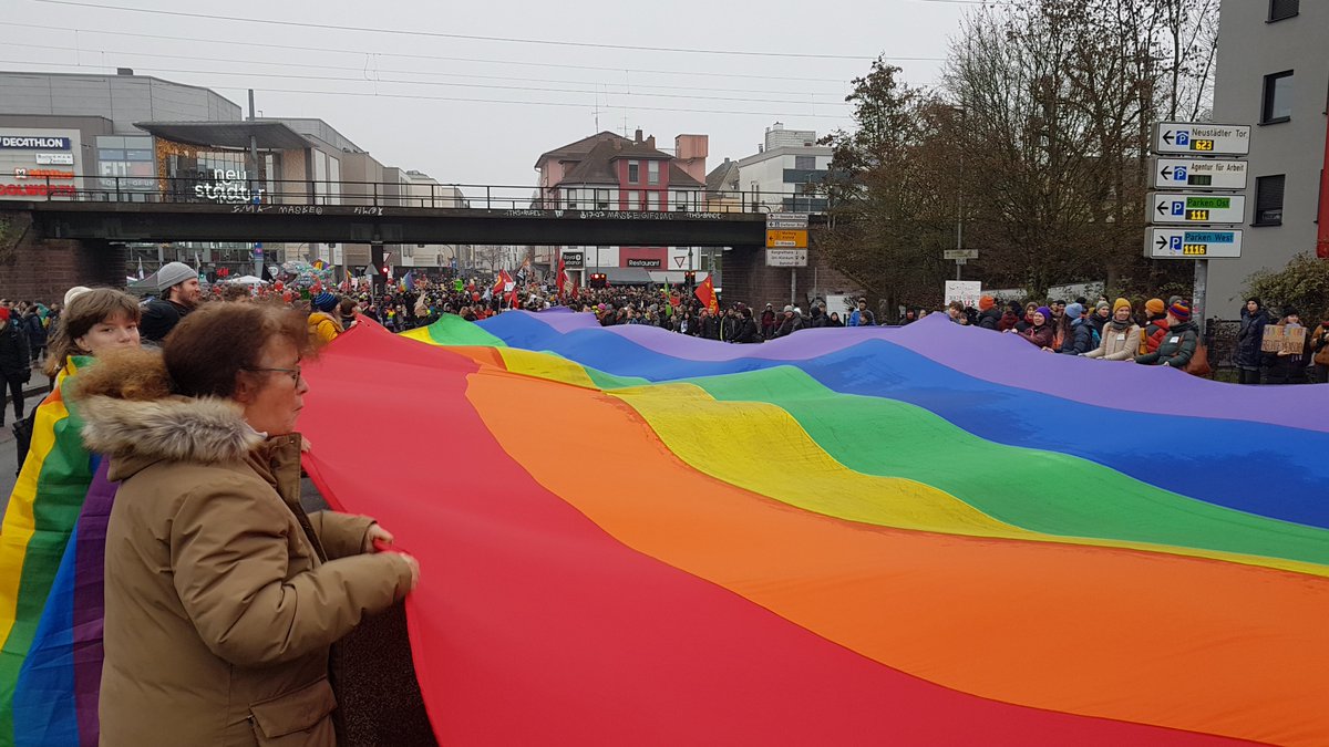 RikeWaldfee's tweet image. #Gießen #AfDJugend #Polizei 
Wir waren heute sehr früh schon in Gießen. Ja, es gab Blockaden, die von der Polizei mit Gewalt angegangen wurden. In der Stadt selbst war es sehr friedlich. Danke an alle! Danke ans Stadttheater für die gute Versorgung.