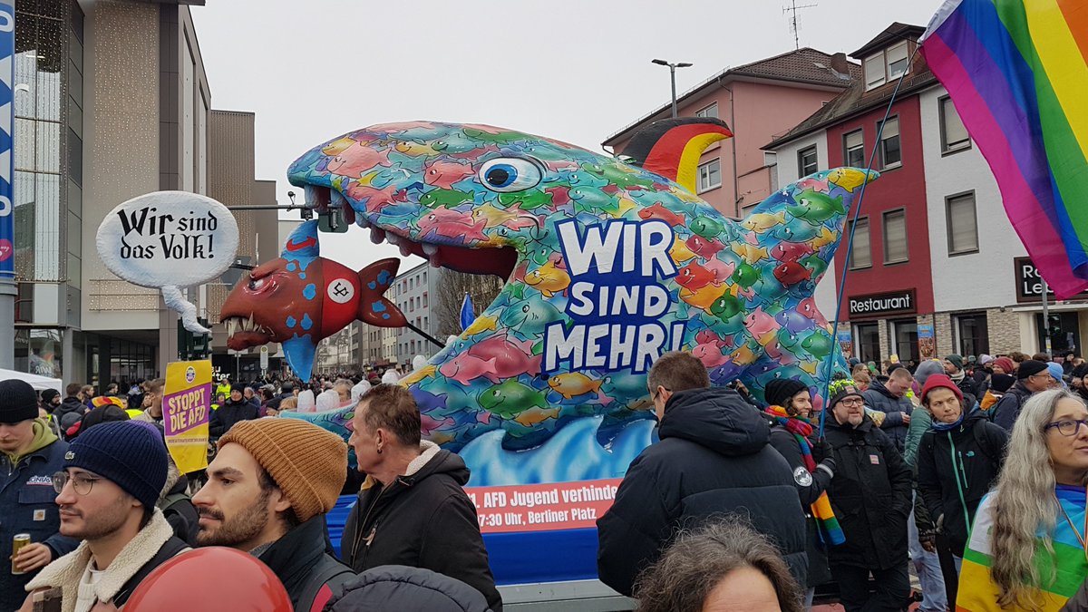 RikeWaldfee's tweet image. #Gießen #AfDJugend #Polizei 
Wir waren heute sehr früh schon in Gießen. Ja, es gab Blockaden, die von der Polizei mit Gewalt angegangen wurden. In der Stadt selbst war es sehr friedlich. Danke an alle! Danke ans Stadttheater für die gute Versorgung.