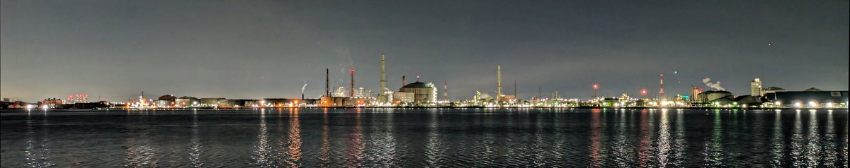 今日は、高石工場夜景ツアーなるものに参加してきた。 プロ写真家で工場夜景専門の小林哲朗氏が講師として簡単な講習後、高石市の3か所の工場夜景が撮影できるポイントに案内してくれました。  初めての工場夜景でしたが、なかなか面白かったです。
#高石工場夜景 #小林哲朗　#工場夜景