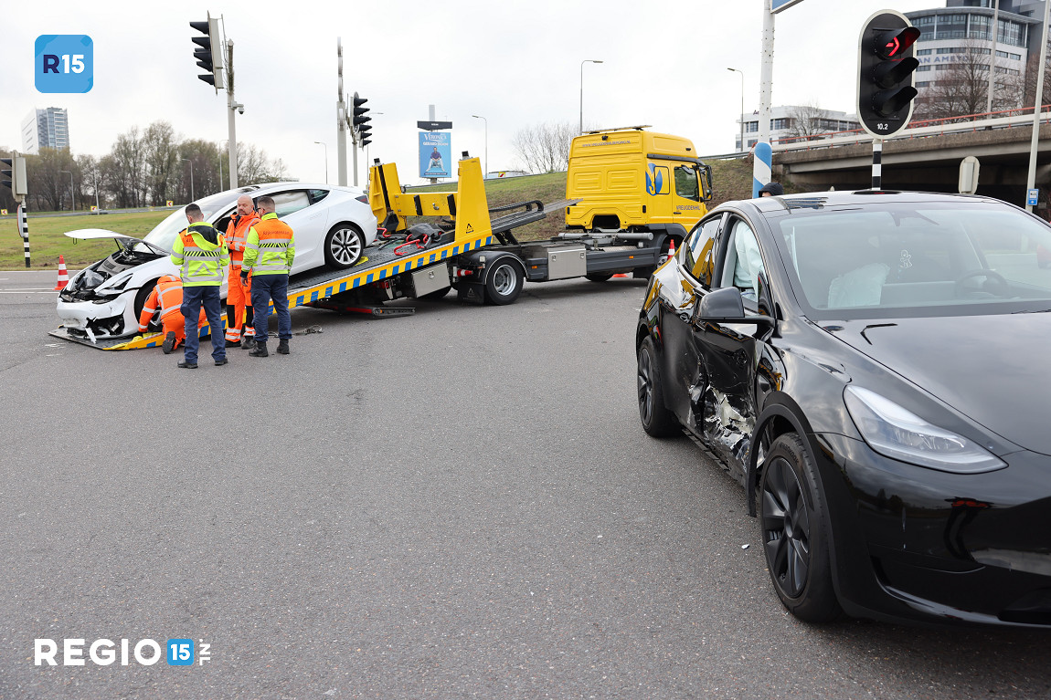 Ongeval met twee Tesla's op kruising in Den Haag