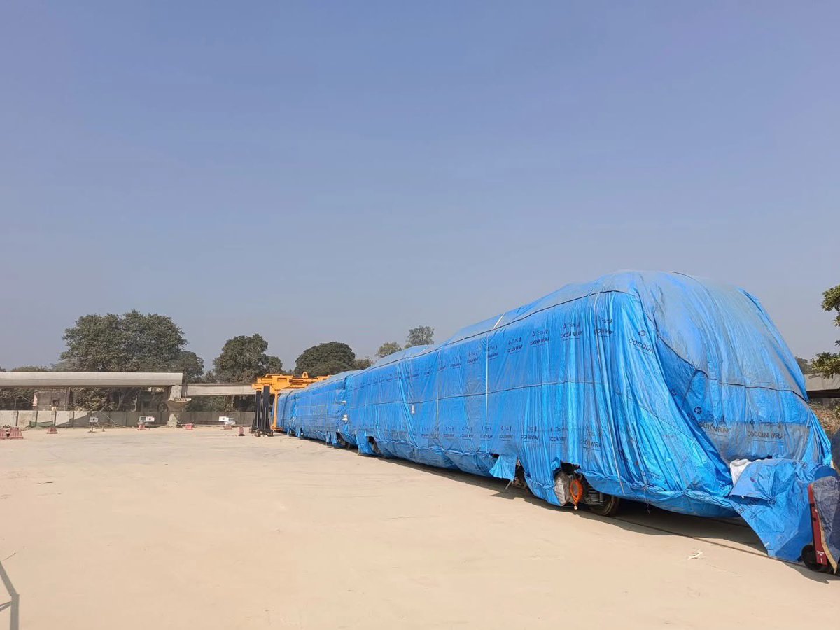 theupindex's tweet photo. Kanpur

First train set of Kanpur Metro’s line 2 has been delivered by Alstom India.

Line 2 connects CSA University with Barra-8 with Rawatpur as intersection station with line-1. https://t.co/H0srgvW3Re