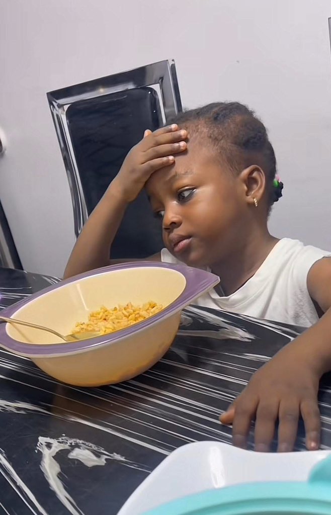 Yoga_Queen01's tweet image. Only God know wetin my niece dey go through 😂