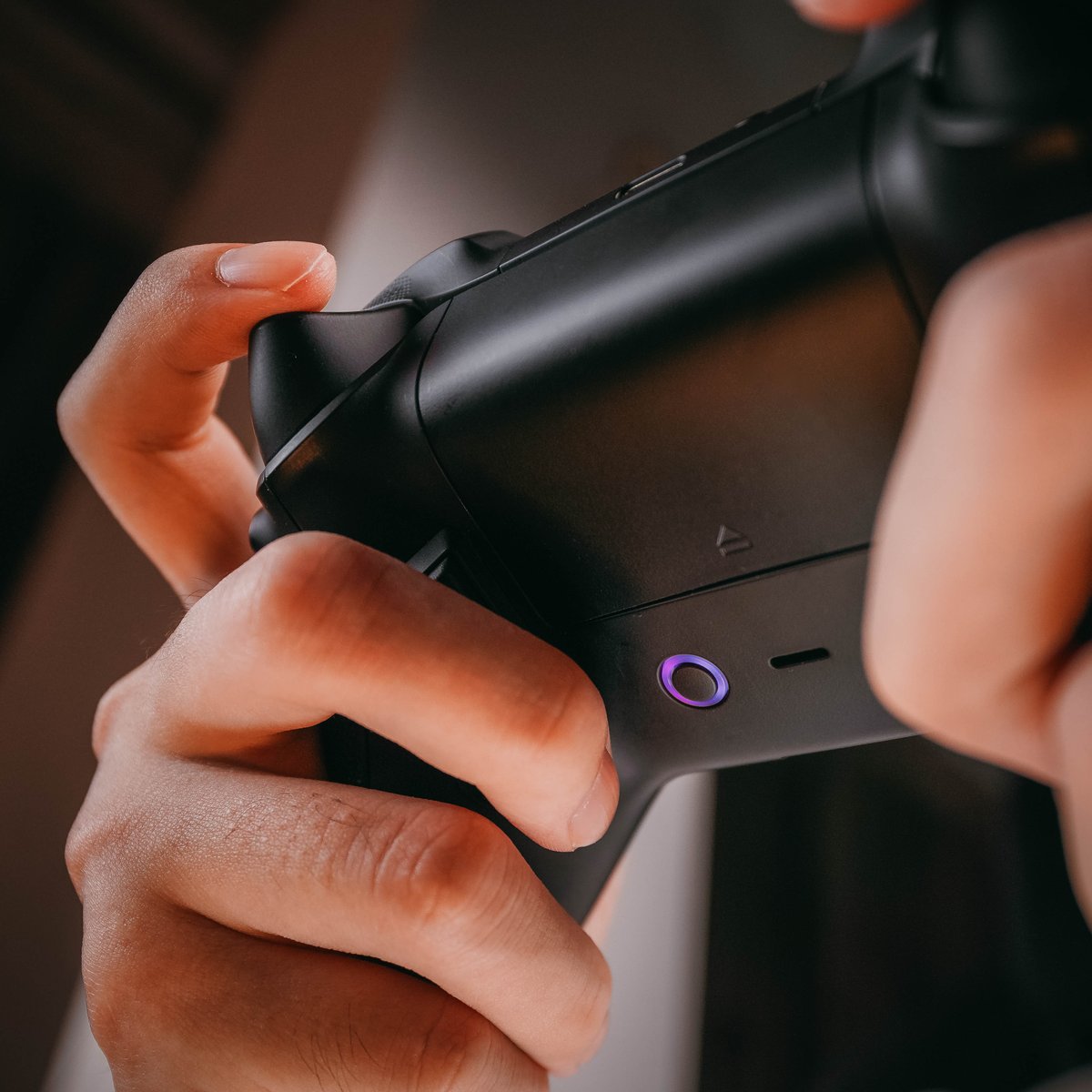 HexController's tweet image. Today&apos;s agenda: gaming at home.