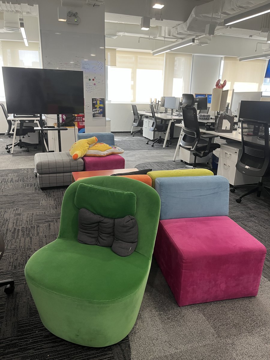 komkanit's tweet image. เมื่อวานทำงานวันสุดท้ายที่เว็บจองโรงแรมตัวโดนอันดับหนึ่งของไทย 🤣 อยู่ที่นี่มา 4 ปีเต็ม เลยอยากมา note ไว้เล่นๆว่ามี fact อะไรที่น่าสนใจบ้างเท่าที่จะแชร์ได้ ผมว่าที่นี่น่าจะเป็นที่สนใจของ dev หลายๆคน
.
- ที่นี่เงินเดือนสูงกว่าตลาดจริงแค่ mid level น่าจะถึง 100k ได้สบายๆ…