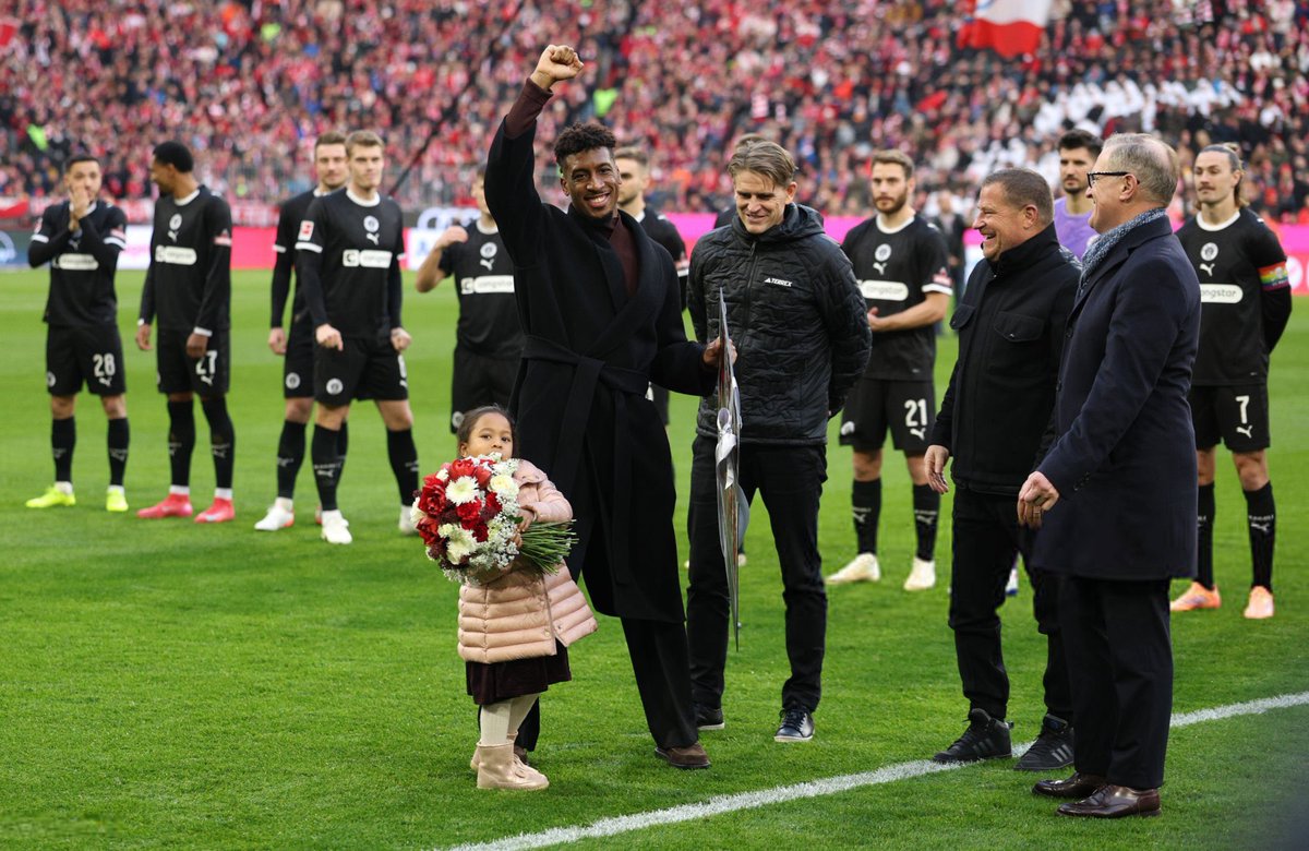 ActuFoot_'s tweet image. « 𝗠𝗘𝗥𝗖𝗜 𝗣𝗢𝗨𝗥 𝗖𝗘𝗦 𝟭𝟬 𝗔𝗡𝗦, 𝗞𝗜𝗡𝗚 ! » ❤️

Le Bayern Munich a rendu 𝗨𝗡 𝗕𝗘𝗟 𝗛𝗢𝗠𝗠𝗔𝗚𝗘 à Kinglsey Coman 🇫🇷 cet après-midi ! ❤️🤍

👕 339 matchs
⚽️ 72 buts
🎯 71 passes d.

🏆 1 Ligue des Champions
🏆 9 Bundesliga
🏆 1 Coupe du monde des clubs
🏆 3 Coupes…