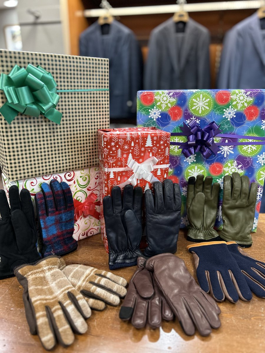 It starts with the tree… then the gifts… and finally the cozy classics they’ll love.
Toques, scarves, gloves — winter gifting made easy 🎄✨ 
#yyc #oconnors #menswear #mensstyle #mensfashion #yycstyle #yycfashion #calgaryfashion  #local #shoplocal #locallyowned #winter #gifts