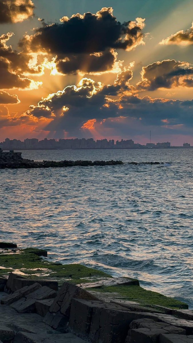 FlowAttribution's tweet photo. «الغُروب في الأسكندرية يخلّيك تنسّى الدنيا»
Sunset moment in Alexandria. https://t.co/8PBsXQ01T7