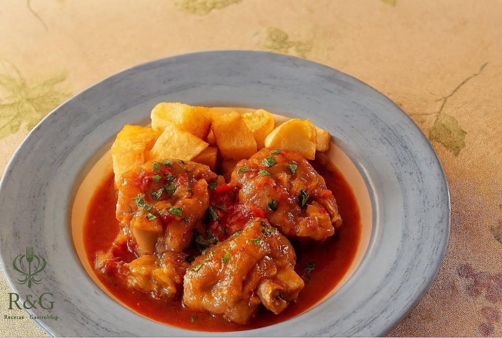 rg_gastro's tweet photo. 🐖Manitas de cerdo con tomate
🍟Patatas fritas en Cachelos
Guiso tradicional, potente y sabroso.🍷Maridaje: Rioja Crianza o Garnacha ¿Clásico o atrevido? 🤔
https://t.co/vNKyPu8DuS
#ManitasDeCerdo #RecetaCasera #CocinaAndaluza #Foodie #GuisoConSabor
#RecetasGastroBlog https://t.co/AElZwPDmbK
