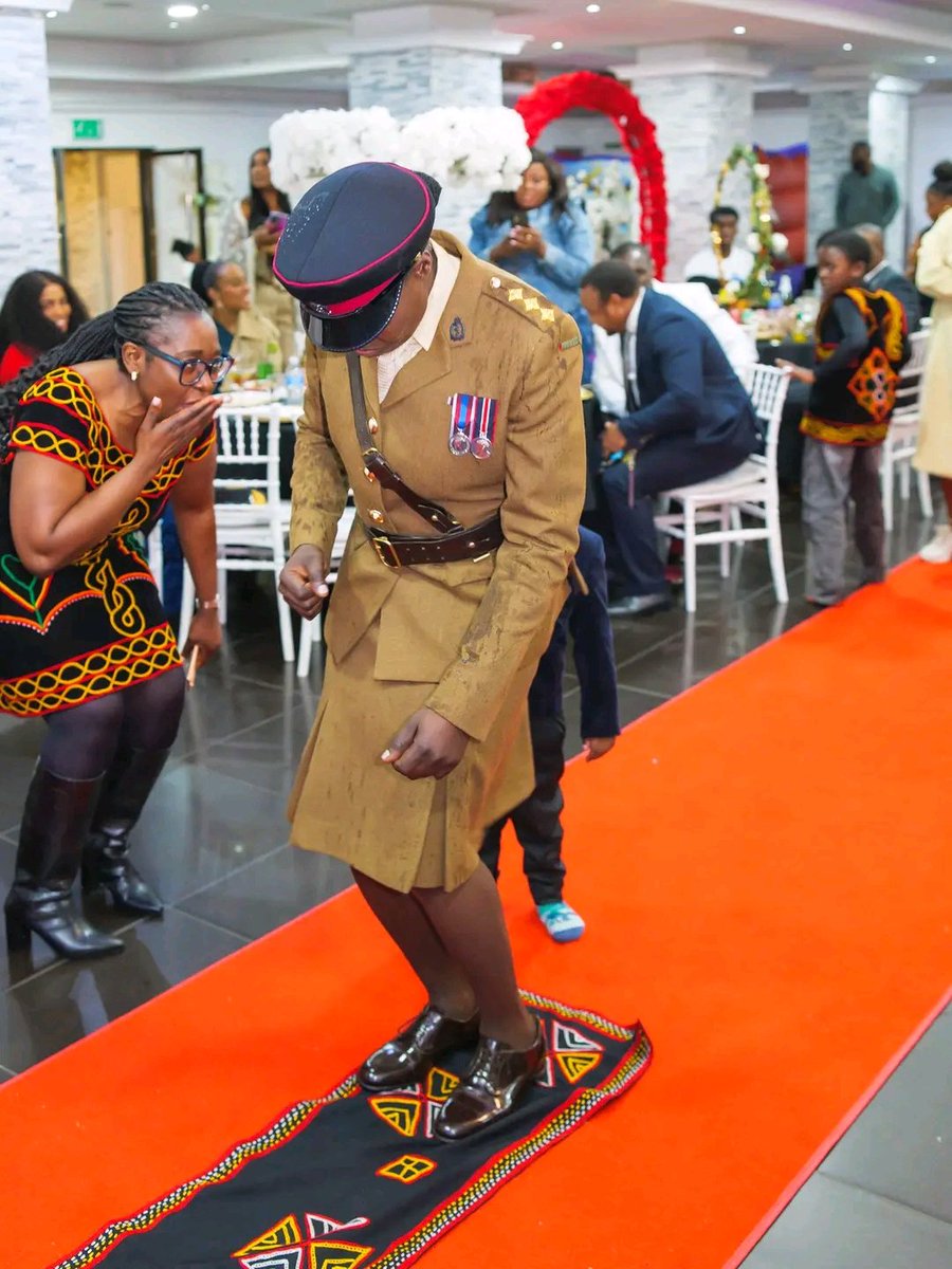 Johnybreez's tweet image. FIRST FEMALE CAMEROONAIN TO EVER DO IT IN THE UK !!!