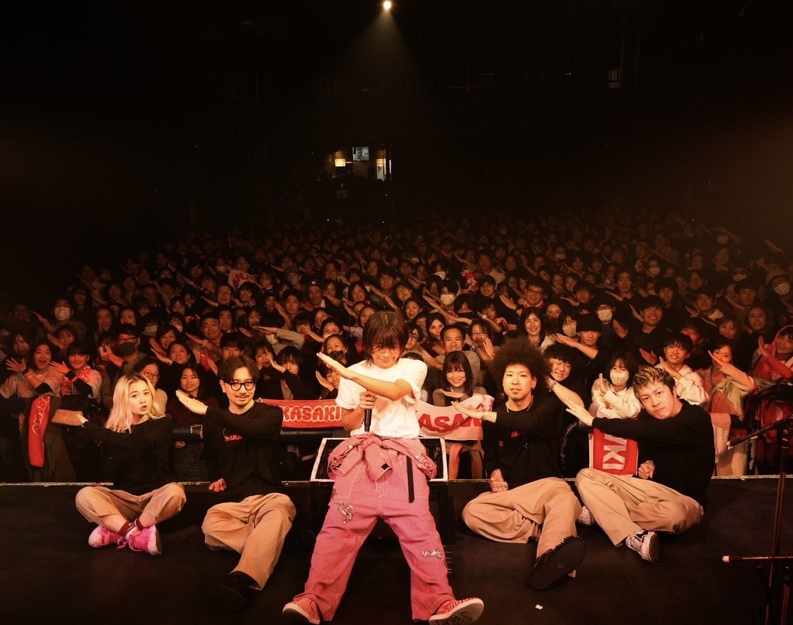 11/27
AKASAKI - 1st ASIA TOUR
「KONNICHIWA」
はじまりました🍅初日福岡公演

みんなで、ヒーローポーズ🦸‍♂️🦸🦸‍♀️🦸✨
AKAちゃん、19歳のアジアツアー。
各地で何が起こるのか楽しみなツアーです。
次は仙台に参りますよよよ。

#AKASAKI
#konnichiwa