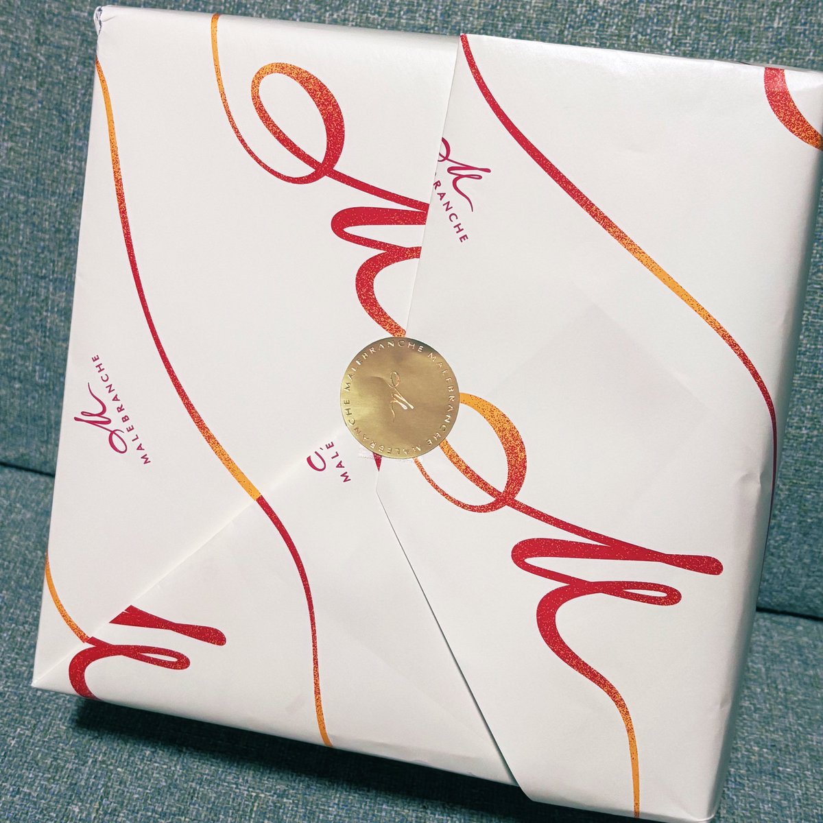 いつもちょっと変わった可愛いグッズを安価で製作してもらっていて、とても重宝している会社さんから突然お歳暮をいただいてしまった…！全然知り合いとかじゃないのに！わたしなんて大企業さんほど頼んでるわけじゃないのに！なんというお気遣い…🙏🥺