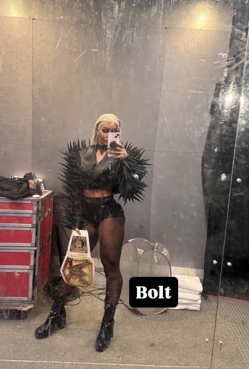 xSwermo's tweet image. Jade even makes a dirty mirror look good 🙂‍↕️