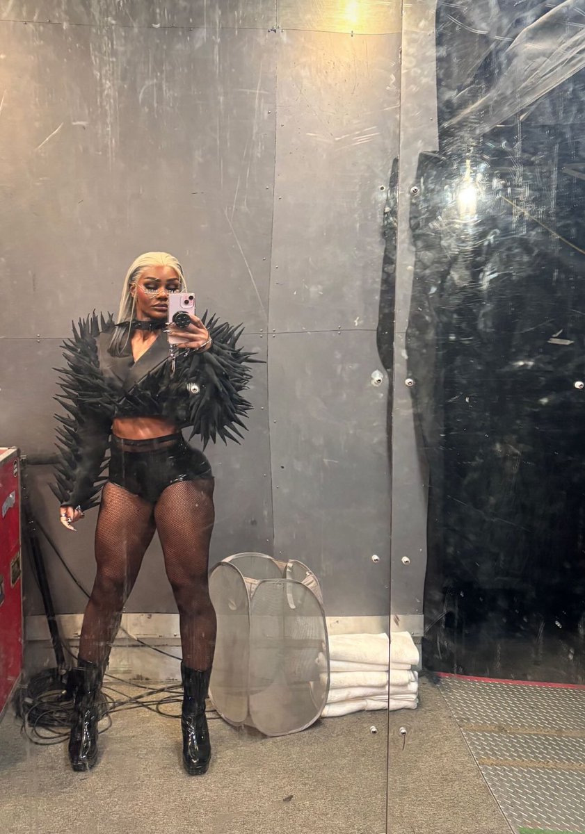 xSwermo's tweet image. Jade even makes a dirty mirror look good 🙂‍↕️