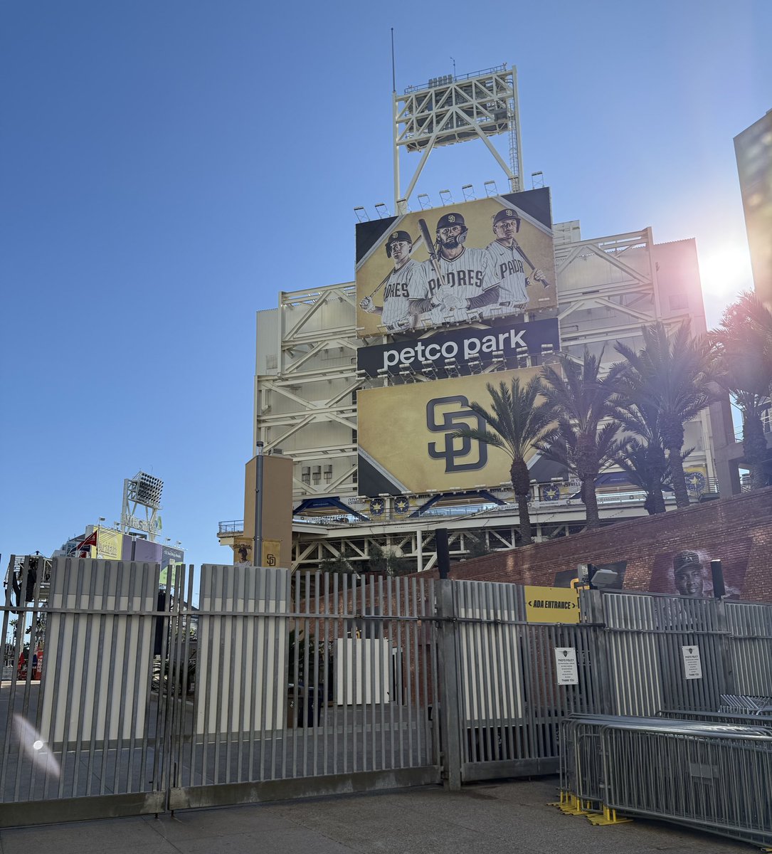 ShrtStpShrtSqze's tweet image. Madres #godbacks