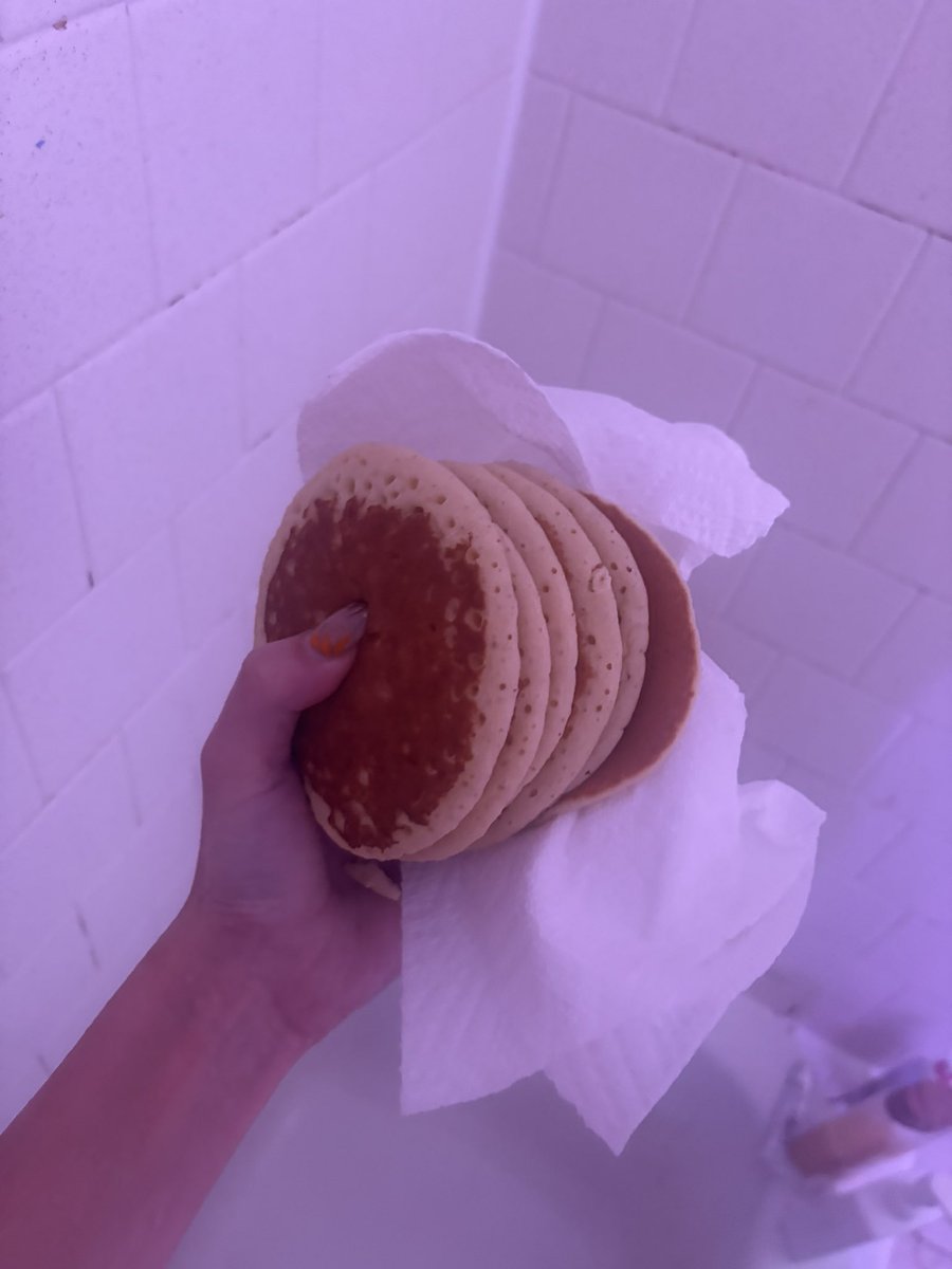 Zoalfcedancers's tweet image. pancakes in da shower