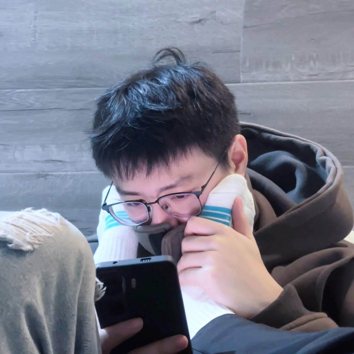 狂踹瘸子那条好腿 tweet media