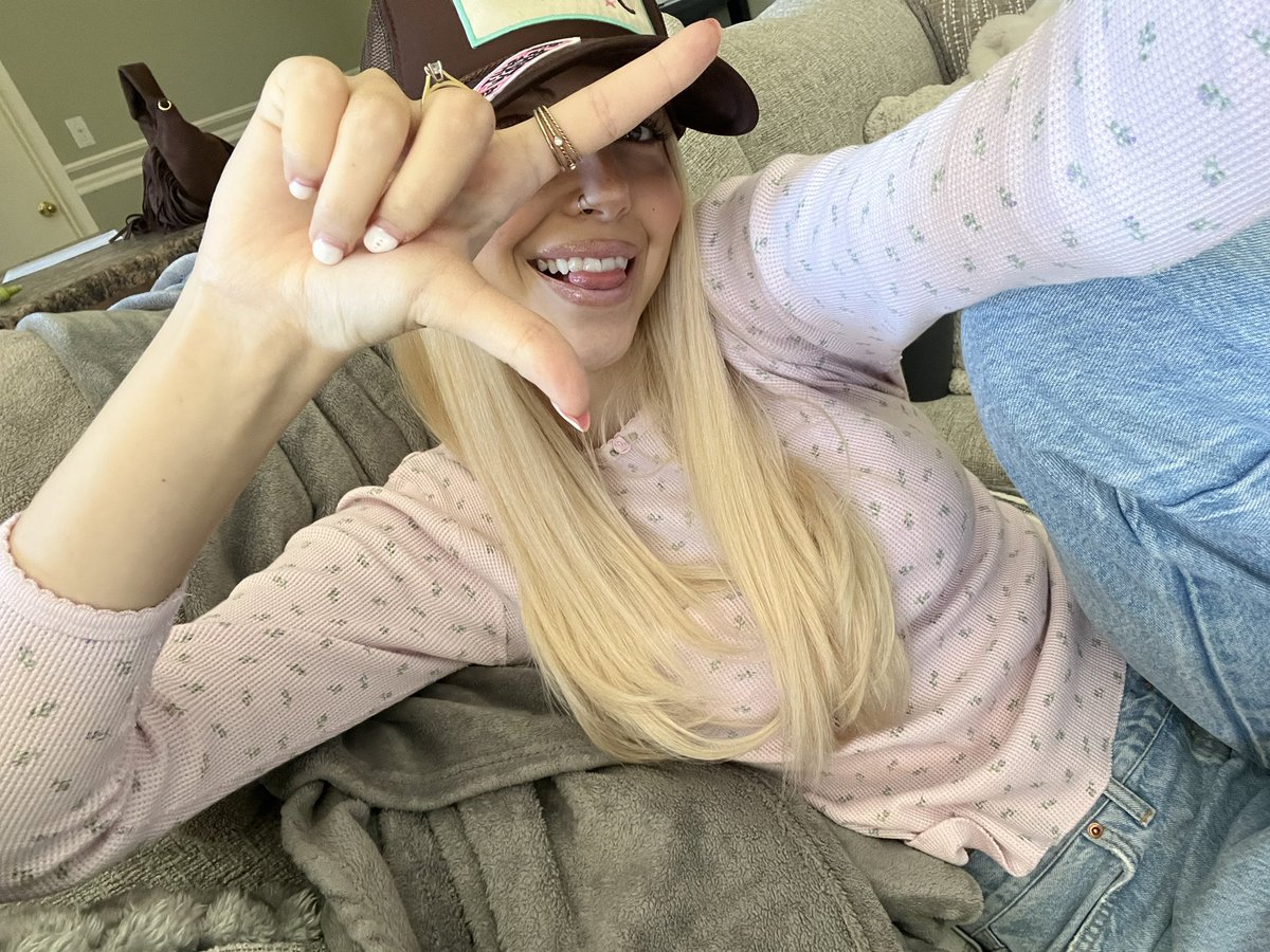 kendommm's tweet photo. It’s officially holiday season which means you have to spoil me even more. 🥰 Start now wallets 💗 https://t.co/xbUzxX8XCD