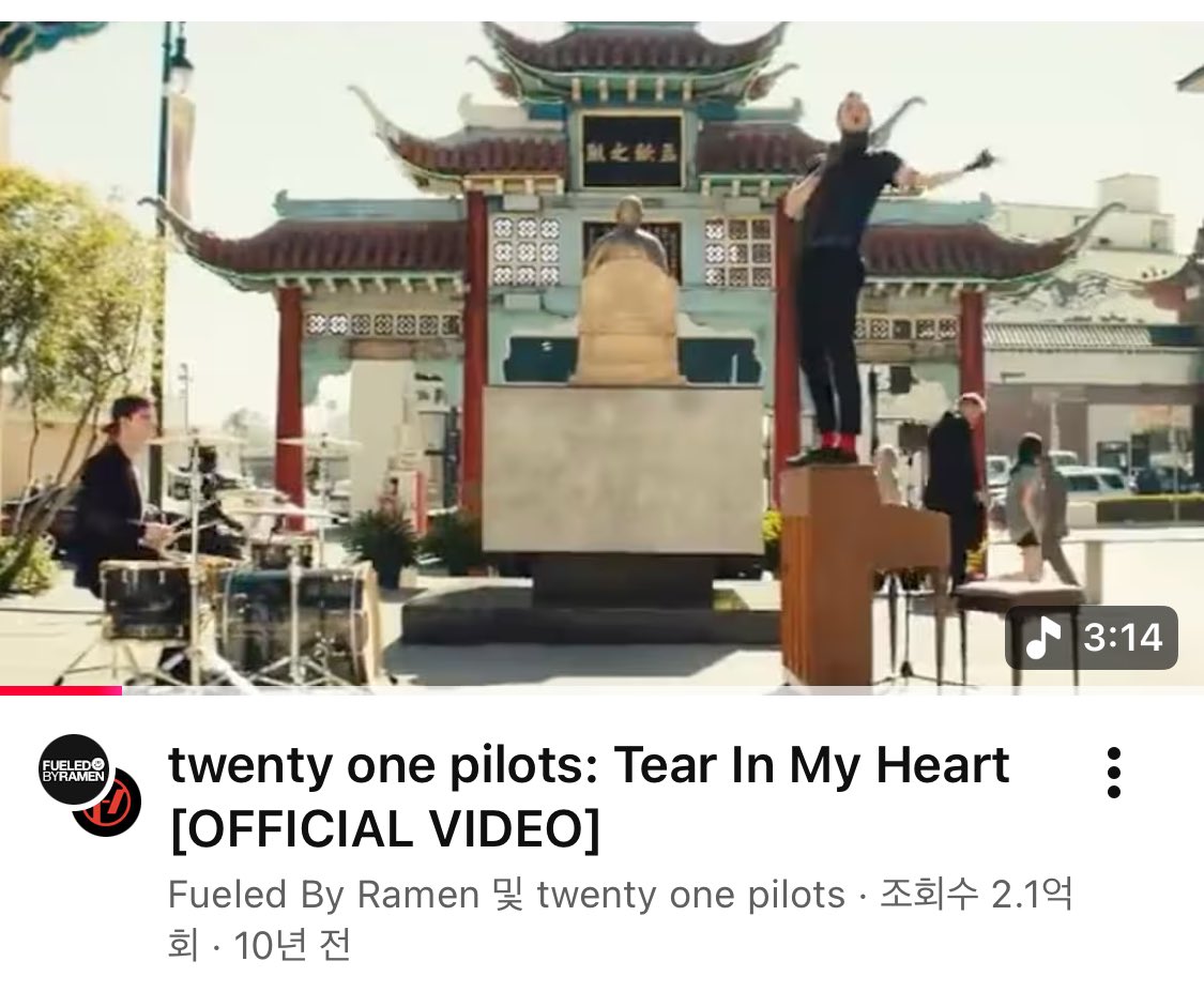 1ttome's tweet image. 엥 얘네 2.1억회 조회수 나온 노래에 한국어 나옴ㅁㅊ 

Twenty one Pilots라는 그래미 수상한 밴드고 
한국어가 너무 예뻐서 가사에 넣었다네요🥹