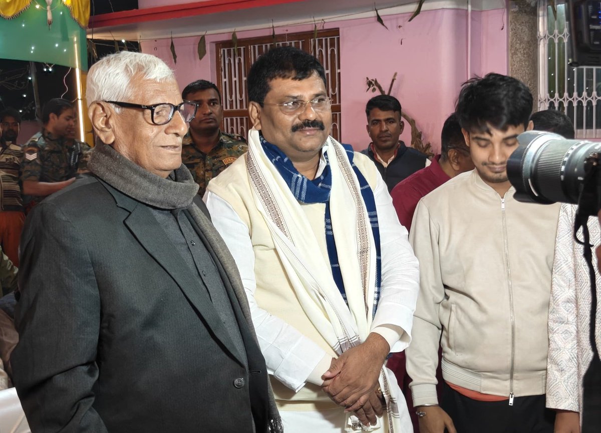 JDUUmeshSingh's tweet image. महनार विधानसभा क्षेत्र अंतर्गत चमरहरा में श्री परमेन्द्र सिंह उर्फ़ नन्की सिंह जी के यहाँ आयोजित मांगलिक समारोह में सम्मिलित होकर परिवारजनों को हार्दिक शुभकामनाएँ प्रेषित कीं।