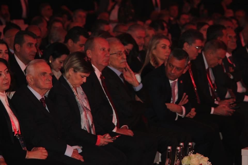 Bugün yapılan Kurultayımızda Cumhuriyet Halk Partisi Genel Başkanlığı’na yeniden seçilen Sayın Özgür Özel’i kutluyor, başarılar diliyorum.