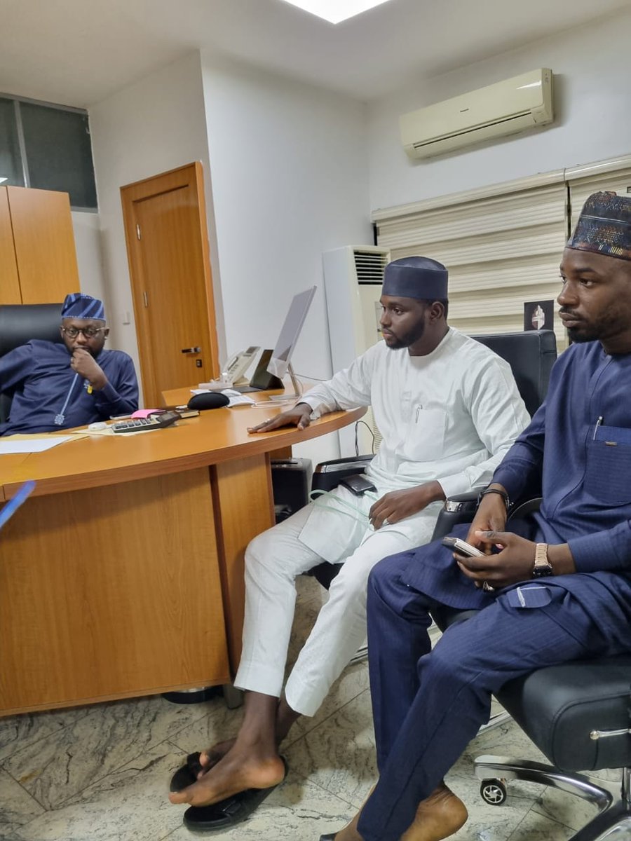 AliyuuSadauki's tweet photo. Ziyarar neman goyon bayan jagororin jam'iyar APC na jihar kano.

Jiya munkai ziyara office din jagoran mu honourable hafiz kawu oon mni executive commissioner pencom a office dinsa dake Abuja.

Muna rokon Allah ya bamu nasara abunda mukasa a gaba.

NASRUN MINALLAH ! https://t.co/WhJaduliJ0