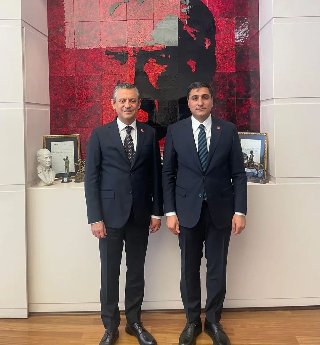 39. Olağan “Şimdi İktidar Zamanı” Kurultayımızda, Genel Başkanımız Sayın Özgür Özel geçerli 1.333 oyun tamamını alarak yeniden Genel Başkan seçilmiştir. 
Genel Başkanımız Sayın Özgür Özel’in liderliğinde, Cumhuriyet Halk Partisi demokrasinin kalesi olmayı kararlılıkla