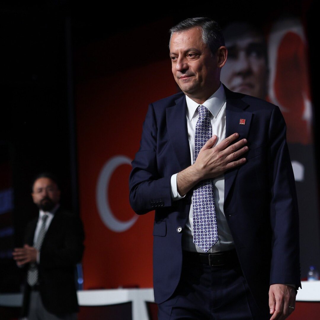 Özgür Özel, yeniden CHP Genel Başkanı seçildi.

— Geçerli oy: 1333
— Özgür Özel: 1333