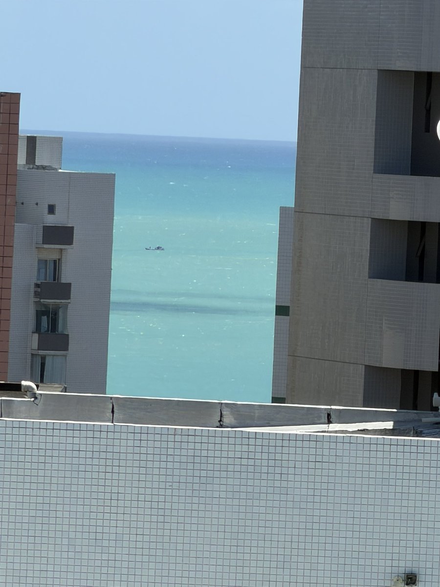 RePPerez's tweet image. A vida toda morando nessa cidade e ainda me impressiono com a cor desse mar nos dias de sol