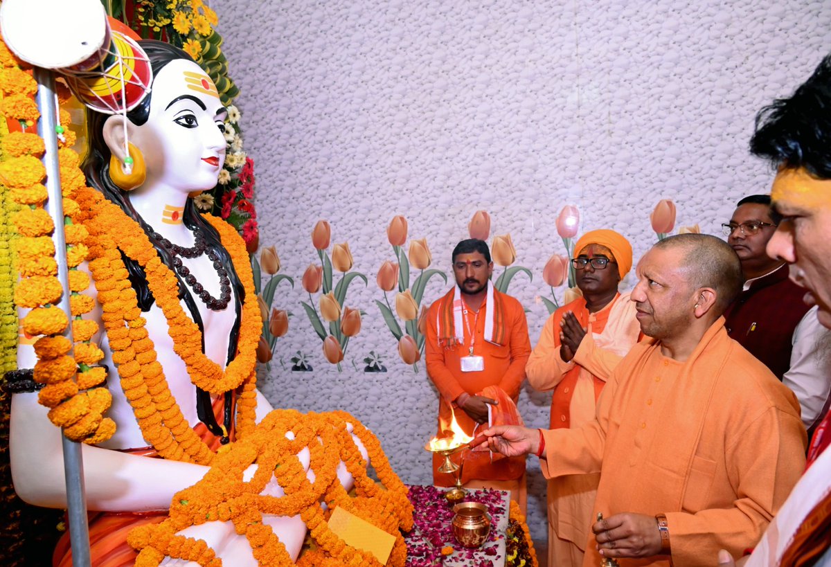 CMOfficeUP's tweet image. #UPCM @myogiadityanath जी ने आज महराजगंज में शिवावतारी महायोगी गुरु श्री गोरक्षनाथ जी के दर्शन-पूजन कर प्रदेश की सुख-समृद्धि की कामना की।

इस अवसर पर मुख्यमंत्री जी ने श्री गुरु गोरक्षनाथ पी.जी. कॉलेज परिसर में पौधारोपण कर पर्यावरण संरक्षण का संदेश भी दिया।