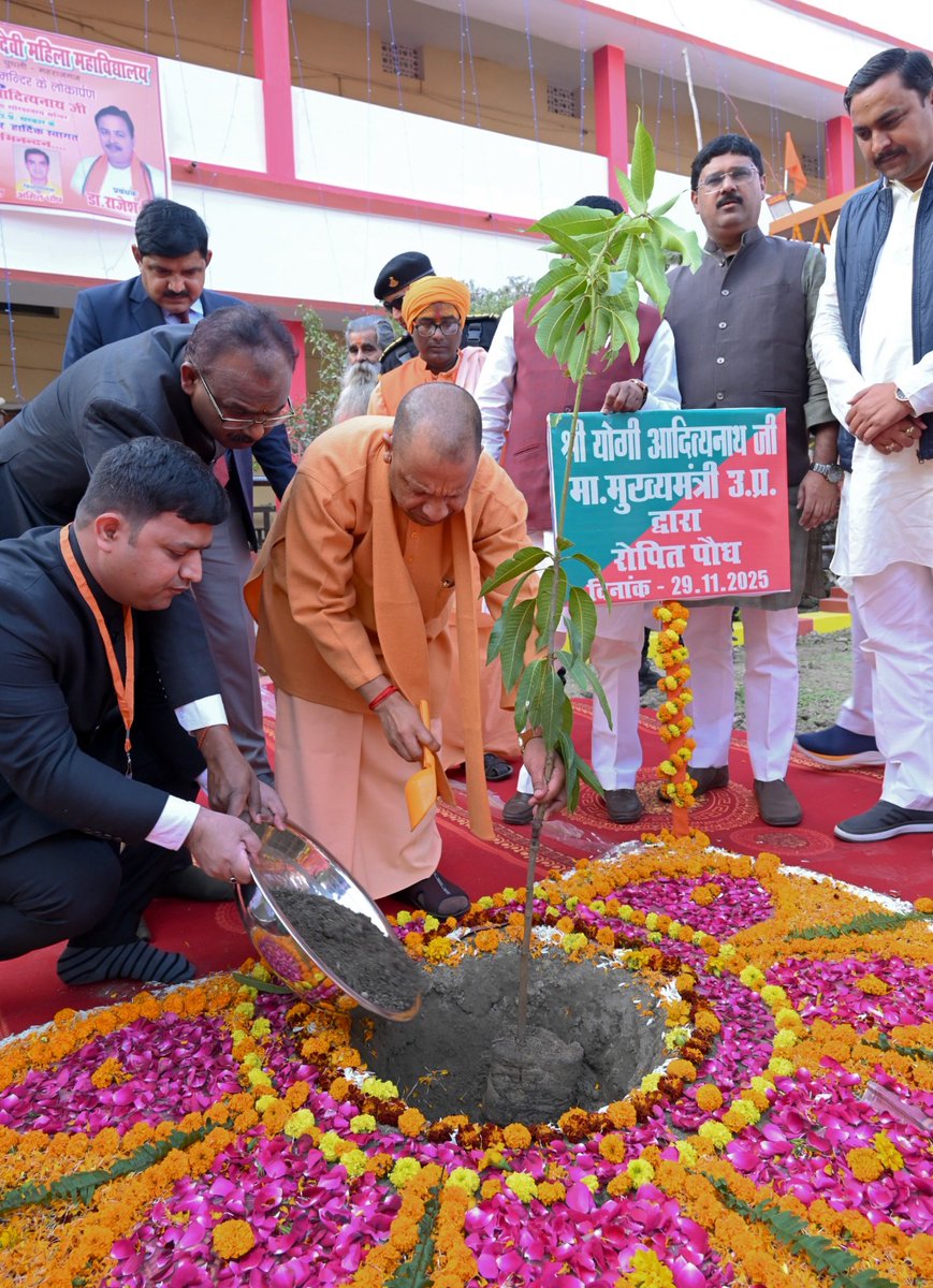 CMOfficeUP's tweet image. #UPCM @myogiadityanath जी ने आज महराजगंज में शिवावतारी महायोगी गुरु श्री गोरक्षनाथ जी के दर्शन-पूजन कर प्रदेश की सुख-समृद्धि की कामना की।

इस अवसर पर मुख्यमंत्री जी ने श्री गुरु गोरक्षनाथ पी.जी. कॉलेज परिसर में पौधारोपण कर पर्यावरण संरक्षण का संदेश भी दिया।