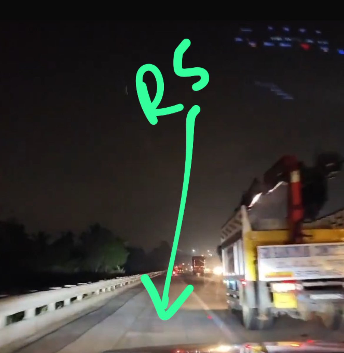motordave2's tweet photo. @smanda_2023 @DriveSmart_IN That’s Road Shoulder… 👇 https://t.co/9pU8u8QTo5