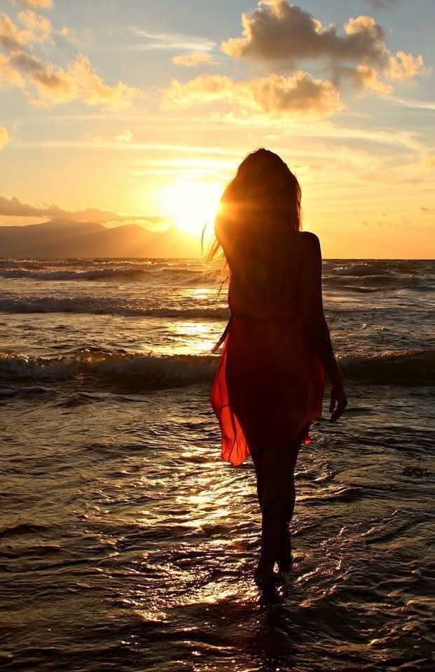 عجباً ….
كيف  أستطعت زرع  فتات حبك
في حقول قلبي سحراً ..
ثم أختفيت خلف مغيب الشمس 
بشهقة الغروب ....! ؟💔