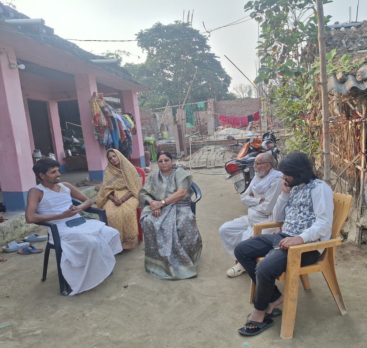 मेरी आदरणीया माता जी के निधन उपरांत मेरे झंझारपुर स्थित आवास पर आज माननीय विधान पार्षद महोदया Ambika Gulab Yadav जी पधारी और दिवंगत माता जी  को श्रद्धांजलि अर्पित की।
बहुत बहुत धन्यवाद माननीय विधान पार्षद महोदया को।