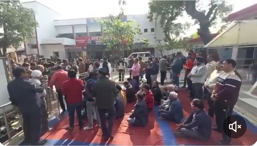 यूपी के मेरठ में अनुभव कालरा ने अपना मकान बेचने के लिए तीन महीने इंतजार किया लेकिन कोई हिंदू खरीदार नहीं आया !!

आखिरकार शाहिद कुरैशी ने एक करोड़ रुपए में ये मकान खरीद लिया अब हिंदू संगठन खिलाफत में खड़े हो गए हैं पुलिस से कहकर मकान पर ताला लगवा दिया है !!

हिंदू संगठनों ने आज