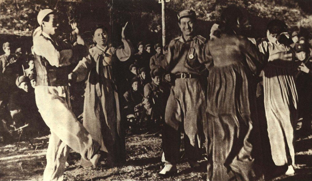 jokchong's tweet photo. The Mingxian Cultural Troupe performing a dance https://t.co/MpIpNNDrno