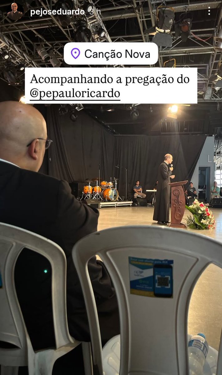 fernandatanaka_'s tweet image. O padre José Eduardo acompanhando a pregação do padre Paulo Ricardo! 
Que bonito! ❤️