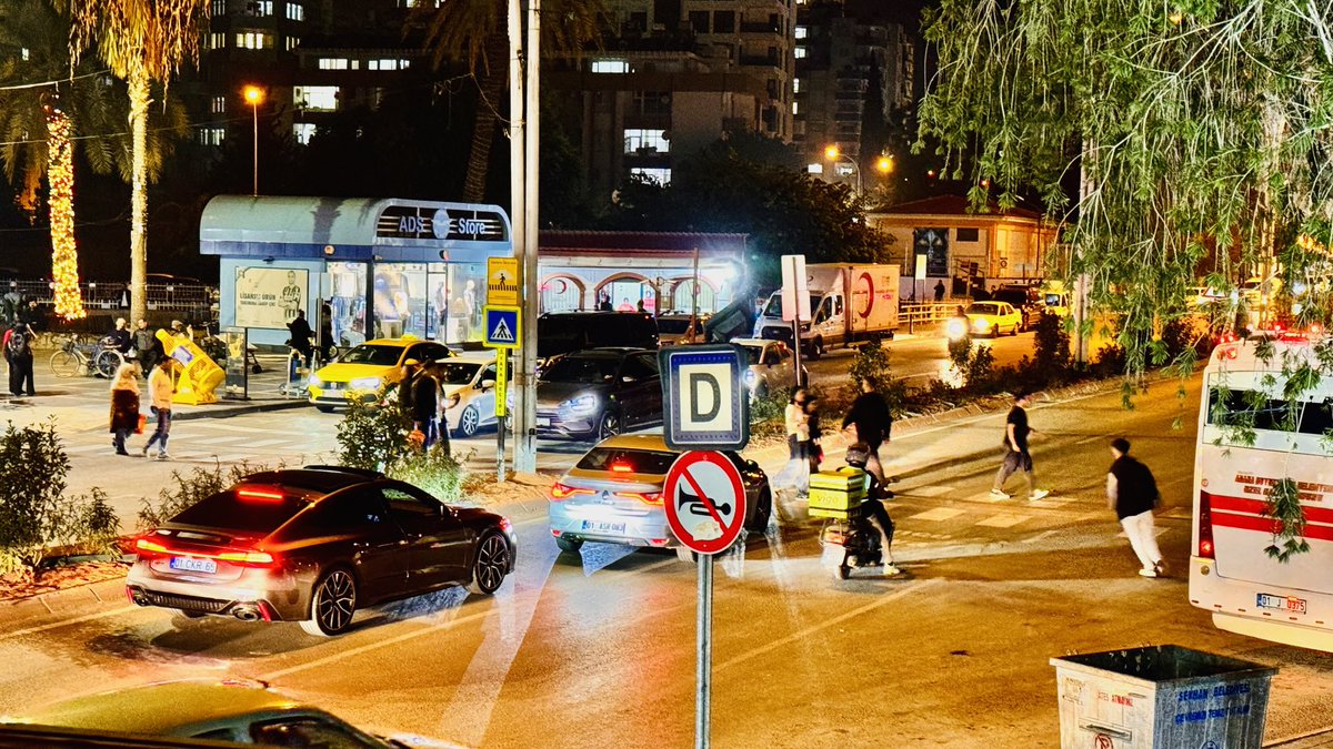 Türkiye’nin en güzel yaya geçidi.. Trafik ışığı yok, araçlar durmuş👏 #Duygu Cafe / #Seyhan / #Adana
