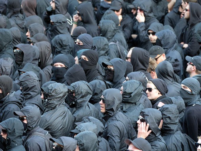 Wenn der Faschismus wiederkehrt, wird er nicht sagen: «Ich bin der Faschismus» Nein, er wird sagen: «Ich bin der Antifaschismus.»

- Ignazio Silone