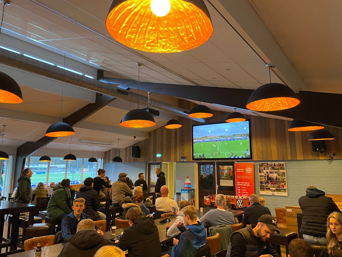 62. In Assen wordt de wedstrijd Quick Boys - ACV vanuit het clubhuis met grote belangstelling gevolgd #quiacv