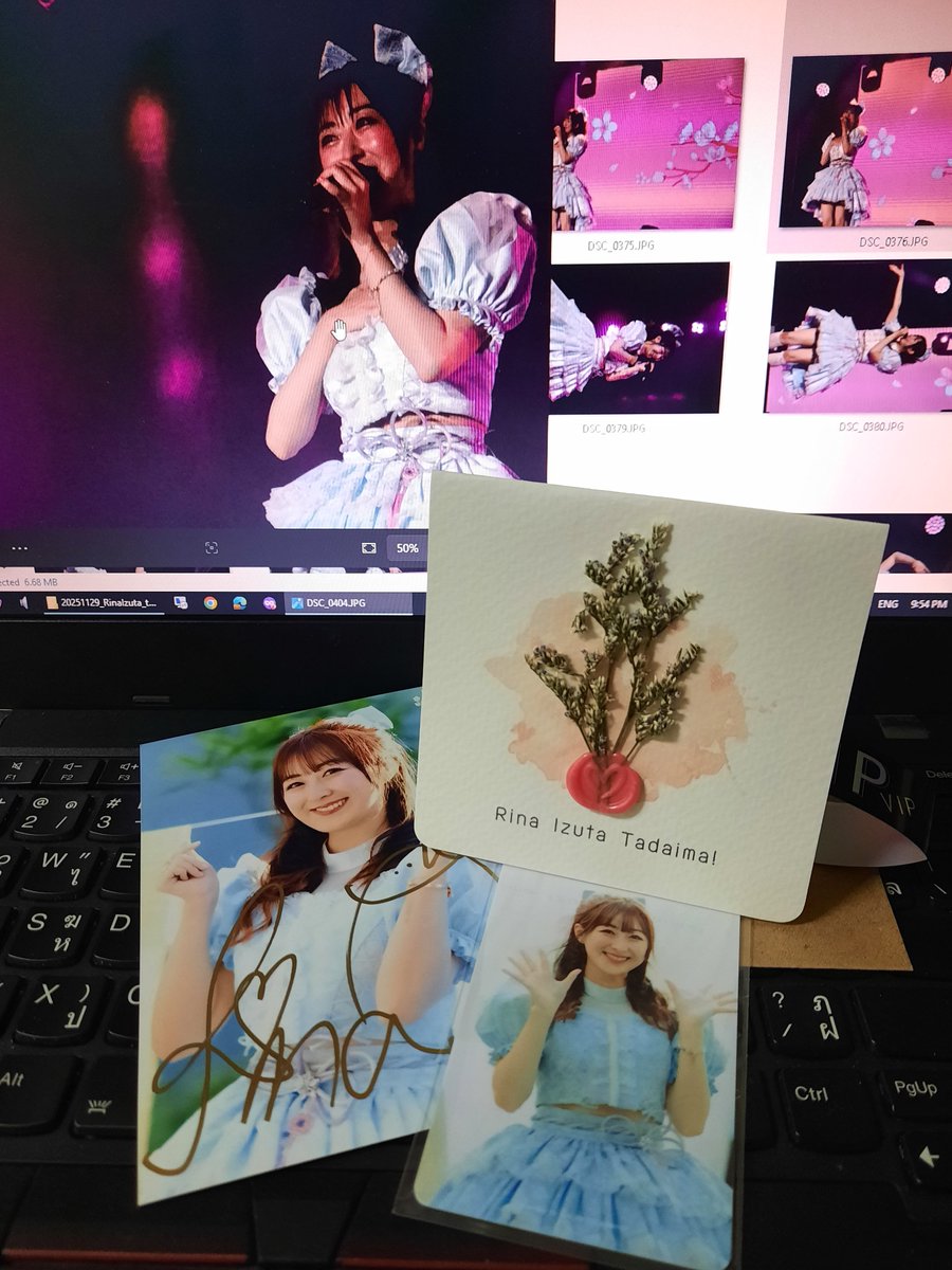 naiartdiary's tweet image. กลับมาเปิดการ์ด #RinaIzuta หลังจากถึงบ้าน เพิ่งรู้ว่าทำ wax seal ดอกไม้แห้ง &amp;gt; .&amp;lt; บุญแค่ไหนแล้วใส่กระเป๋ากางเกง cargo แล้วมันไม่แตกรอดมาถึงบ้านได้เนี่ย สวยมากกกกกกก  #RinaIzuta_Tadaima #Tadaima